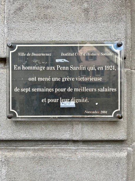 Une image contenant texte, plaque, Plaque commémorative, Plaque signalétique

Description générée automatiquement