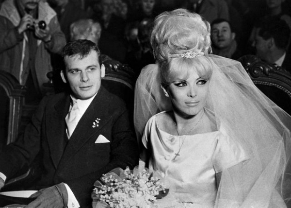(ARCHIVES) - Photo prise le 16 mars 1962 à Paris du mariage du journaliste Francis Bonnet et de Jacqueline Dufesnois, plus connue sous le nom de "Coccinelle".